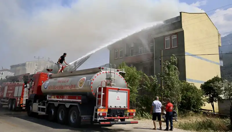 Çatı Katındaki Yangın, Komşuları Paniğe Sürükledi: Olayın Detayları Ortaya Çıktı