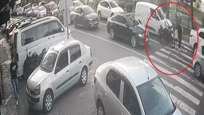 Motosiklet Yaya Geçidinde Çarpıştı: O Anlar Kameralara Yansıdı