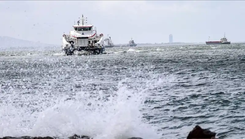 İzmir'de Fırtına Nedeniyle Vapurlar Seferlerine Ara Verildi