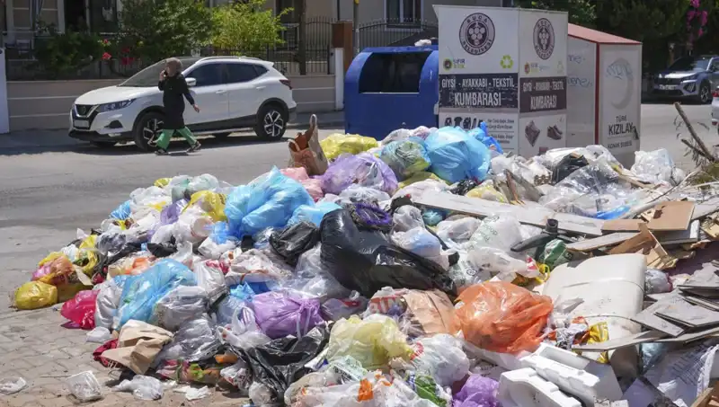 İzmir'in Sokakları Çöp Yığınlarıyla Kaplandı: Çözüm Ne Olacak?