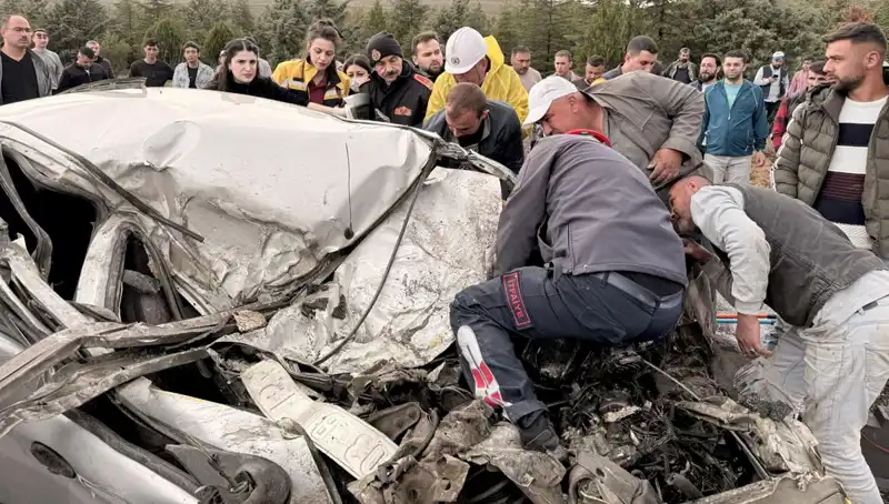 TIR ile Çarpışan Araç: Kağıt Gibi Ezildi Hızla Mücadele Edildi!