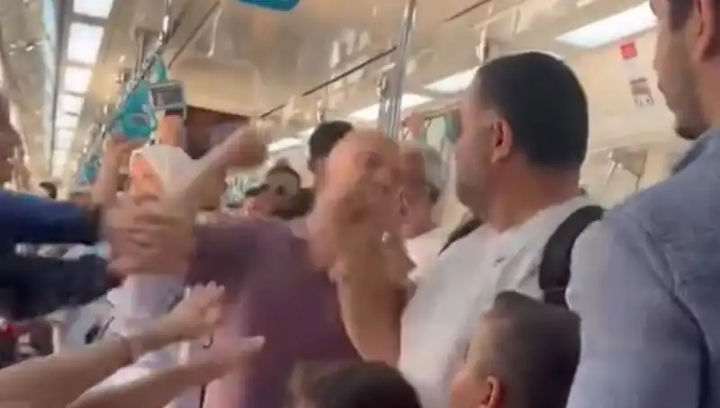 Marmaray’da Yolcular Arasında Yumruklu Kavga: Güvenlik Alarm Verdi