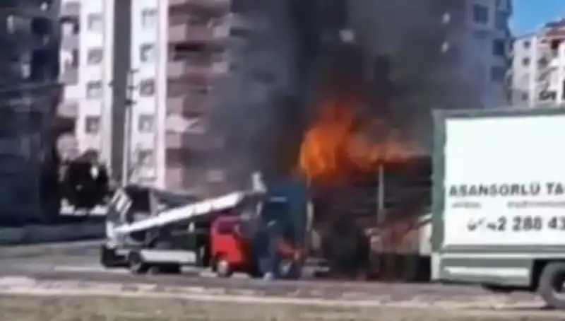 Alev Alev Yanan TIR, Korkunç Bir Patlama ile Küle Döndü