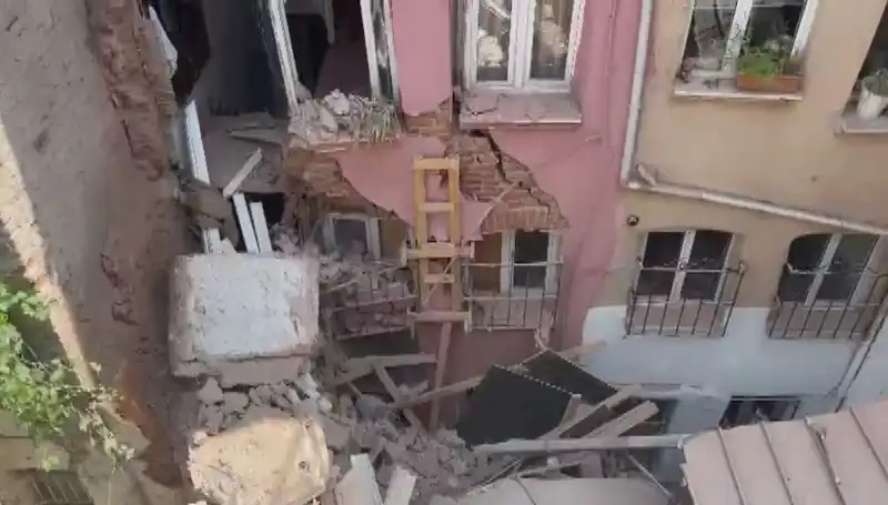 İstanbul'da Üç Katlı Binanın Balkonu Çöktü: Olayın Ayrıntıları ve Sonrası