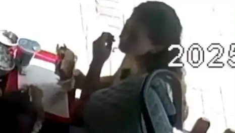Genç Kadın, saçını tostuna koyarak sosyal medyayı şok etti