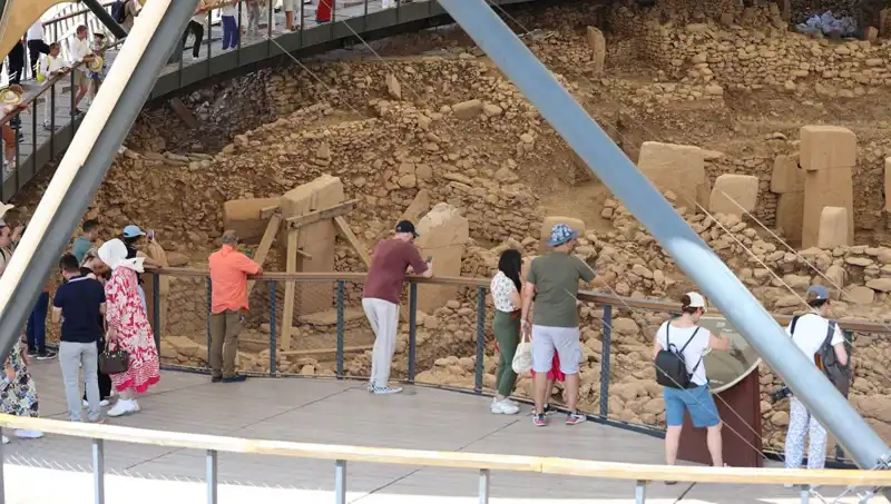 Göbeklitepe'de Ziyaretçi Yoğunluğu: Tarihin Sıfır Noktası Gün Facesini Değiştiriyor