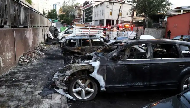 Sanayide Bekleyen Araçların Yangını, İşletmecileri Şoka Uğrattı