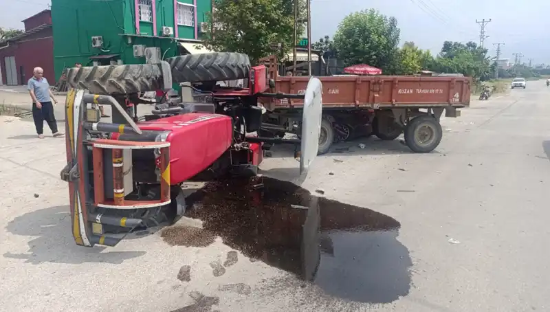 Traktör ile Otomobil Çarpıştı: Kaza Sonrası Devrilen Traktörde İki Yaralı