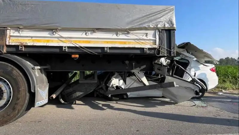 Sakarya'da Feci Kaza: Yolda Hayatını Kaybeden Genç, Kazanın Sebepleri Araştırılıyor