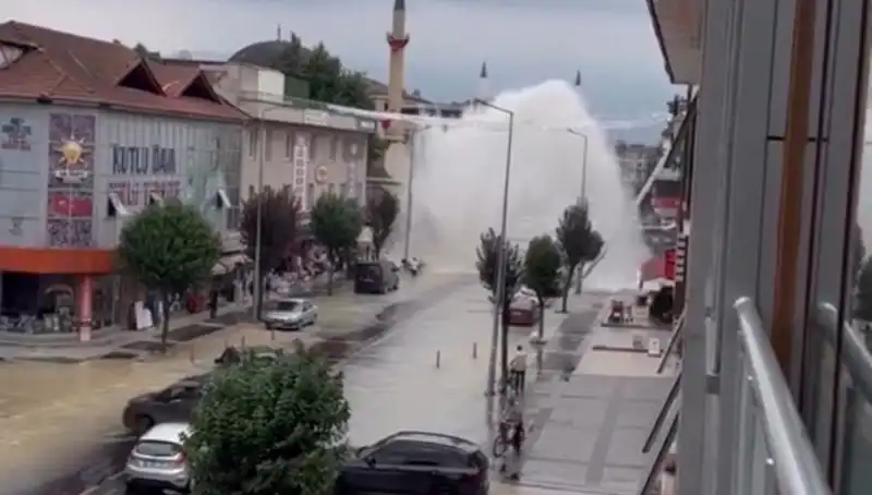 İçme Suyu Hattında Patlama: Şehir Sokakları Fışkıran Su ile Doldu!