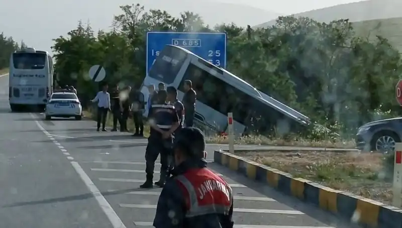 Isparta'da Tur Otobüsü ve Yolcu Otobüsü Çarpıştı: Yaralılara Acil Müdahale!
