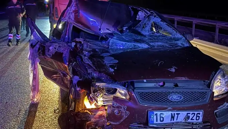 Afyonkarahisar'da Korkunç Kaza: Otomobil ve TIR Çarpıştı, 4 Yaralı