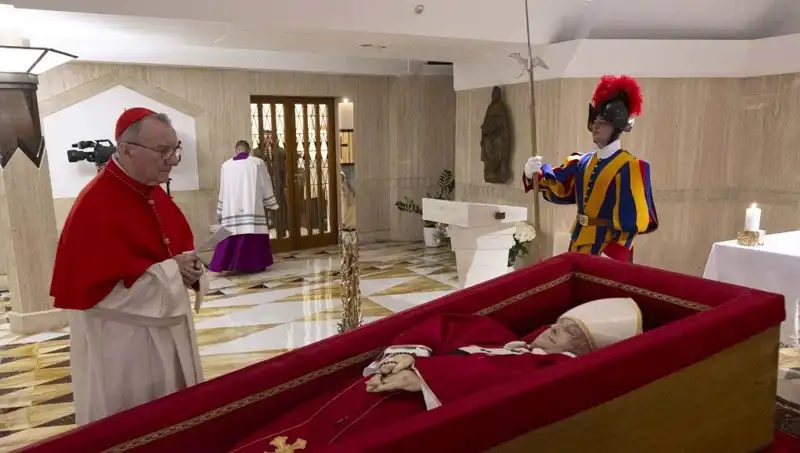 Dünyayı Sarsan Görüntüler: Papa'nın Tabutundaki Fotoğraflar Yayınlandı