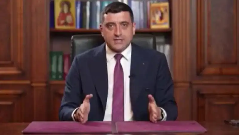 Romanya’da Seçimlere Aşırı Sağcı Aday Damga Vurdu: İlk Turda Önde!