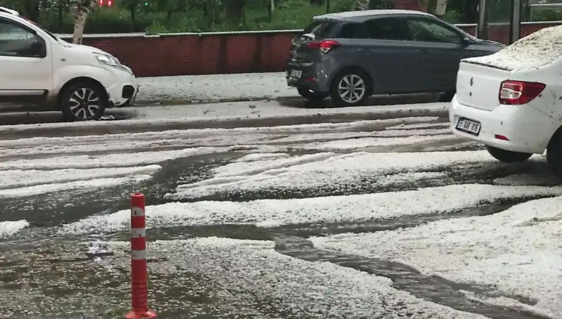 Ardahan'da Dolu Yağışı Şehri Beyaza Bürüdü: Doğa Mucizeleri