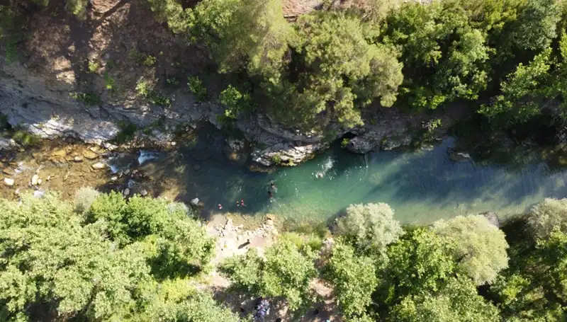 Adana'nın Sıcağında Yaylacılara Doğal Sularla Serinleme Keyfi