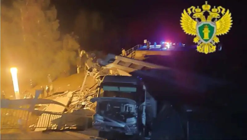 Rusya'da Köprü Çökmesi: Trenin Üzerine Düşen Yapı Korkunç Bir Facialara Yol Açtı