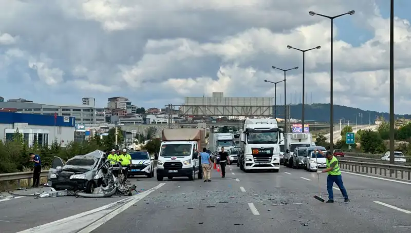 Otoyolda Feci Kaza: Üç Kişi Araçta Sıkıştı, Yoğun Trafik Oluştu