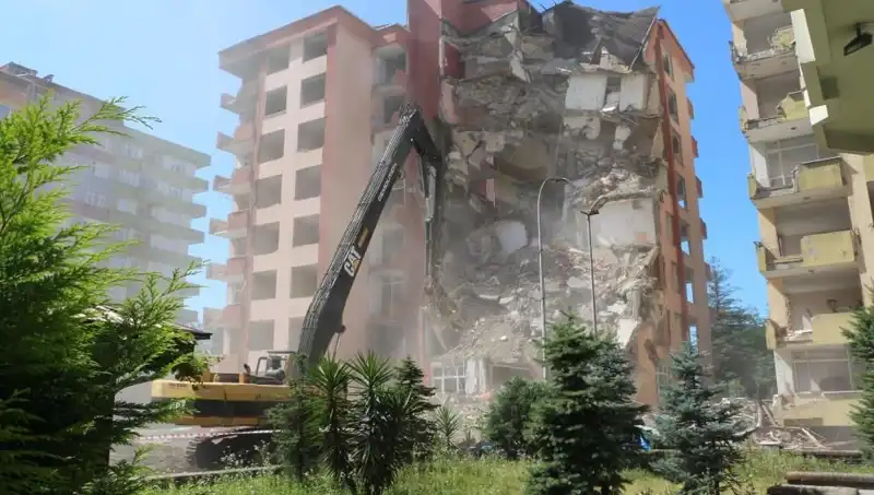 Dalgalar Deprem Gibi Sarsıldı: Yıkılacak İki Bina için Çalışmalar Başladı