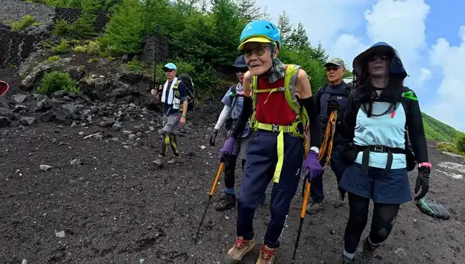102 Yaşındaki Japon Dağcı, Fuji Dağı'nda Tarihi Bir Rekora İmza Attı!