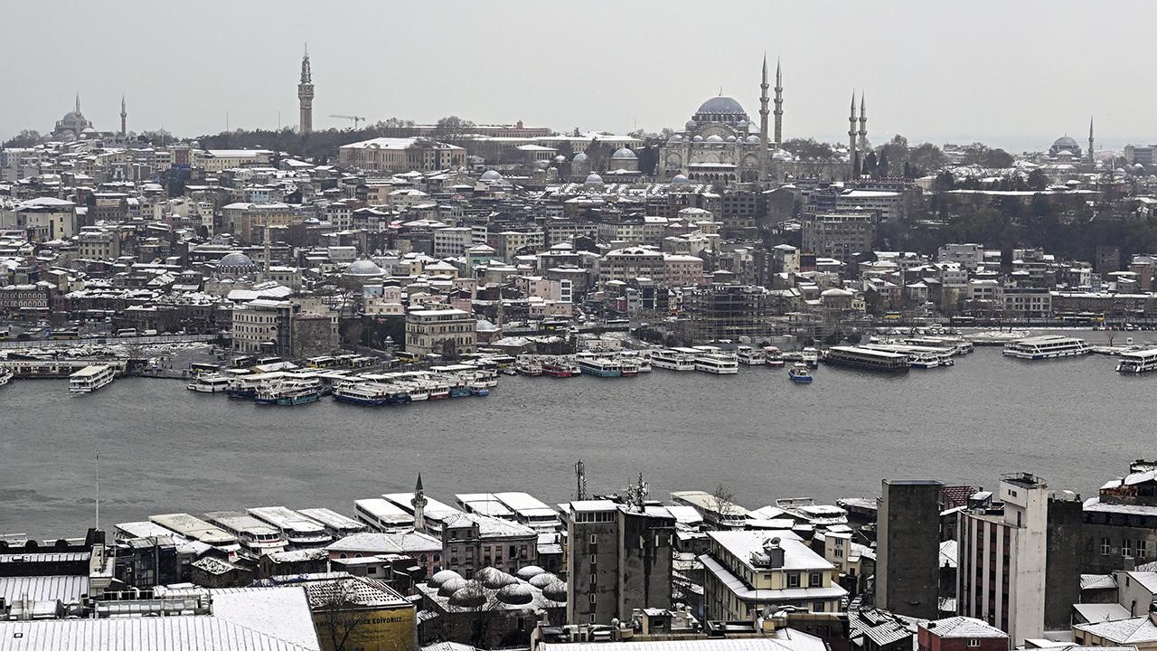 Yılın ilk karı İstanbul'u beyaza bürüdü