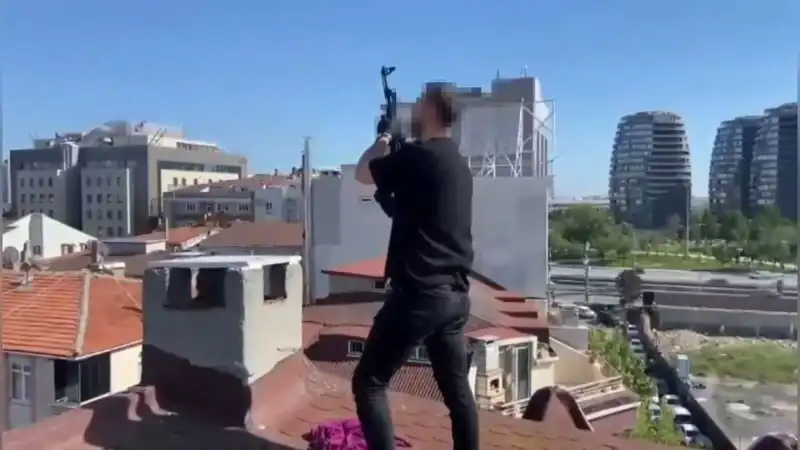 İstanbul'da Şok Eden Operasyon: Çatıya Kaçan Şüpheliler Bacadan AK-47 ile Yakalandı!