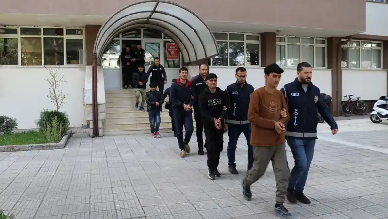 Türkiye'nin İki İlinde 21 Düzensiz Göçmen Yakalandı: Son Durum Ne?