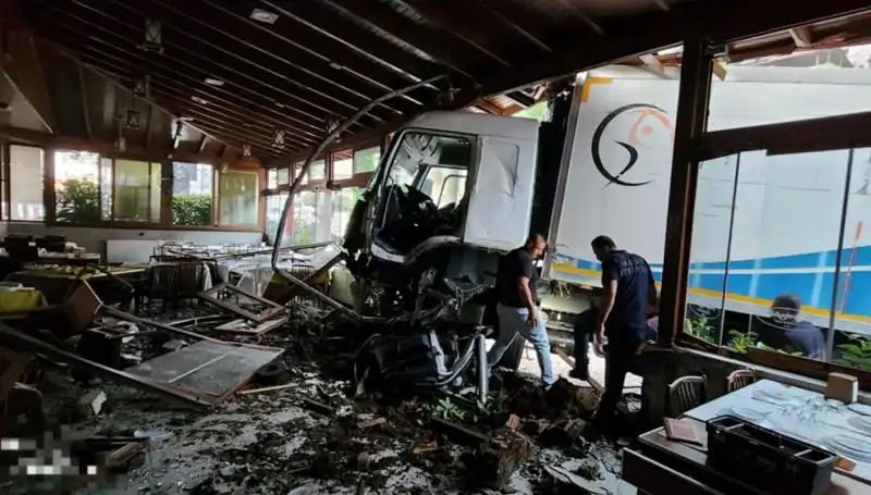 Freni Boşalan Kamyonun Restorana Girmesi, Şaşkınlık Yarattı