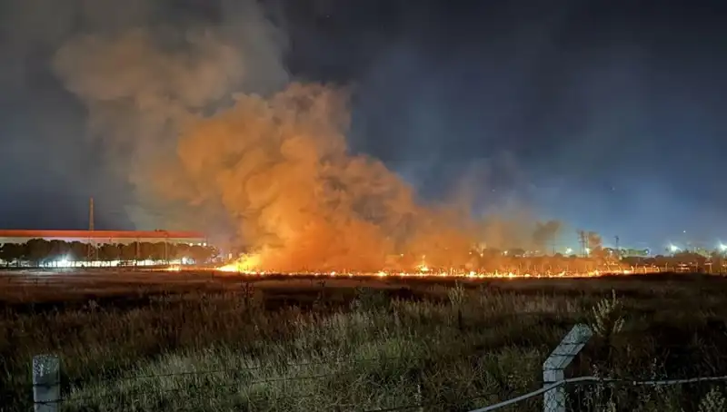İzmir'de Gece Yarısı Yangın Paniği: Şehirde Kriz Anları Yaşandı