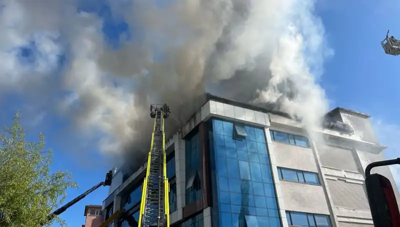 Esenyurt'ta Tekstil Atölyesinde Korkutan Yangın: O Anlar Kameraya Yansıdı