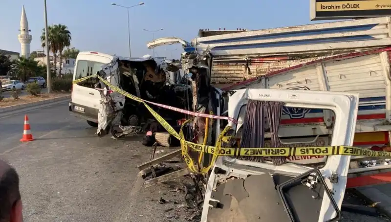 Mersin'de Tatil Yolunda Feci Kaza: İki Kişi Hayatını Kaybetti, 10 Yaralı Var