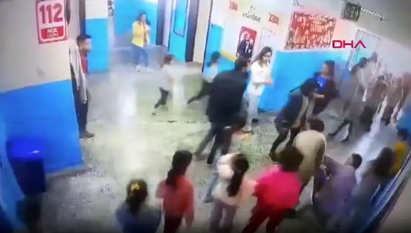 Okulda Şok An: Bayılan Öğrenciye Müdür Yardımcısından Kahramanlık!