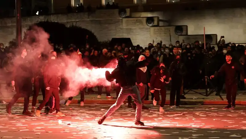 Yunanistan'da Hükümete Gensoru İle İsyan: Atina Sokakları Kargaşaya Dönüştü