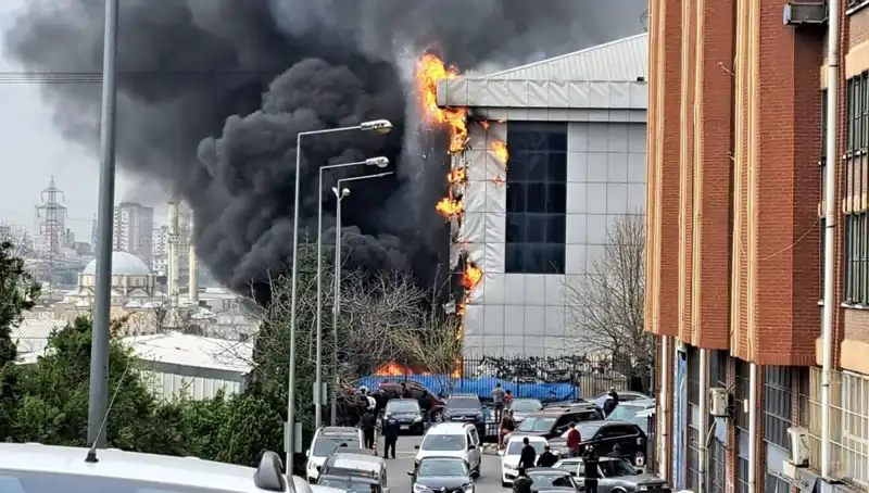 Başakşehir Sanayi Sitesi'nde Sıra Dışı Yangın: Ekipler Olay Yerinde!