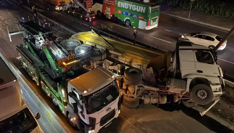 Moloz Yüklü Hafriyat Kamyonu Devrildi: Olayın Ayrıntıları ve Son Gelişmeler