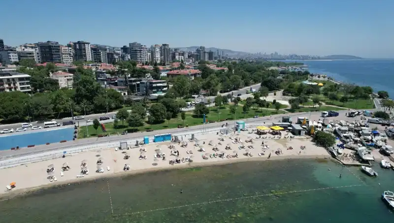 İstanbul'da Sıcak Hava: Caddebostan Sahili Ziyaretçileriyle Dolduruldu
