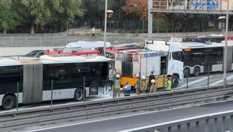 İstanbul’da Metrobüs Yangını: Trafik Durma Noktasına Geldi