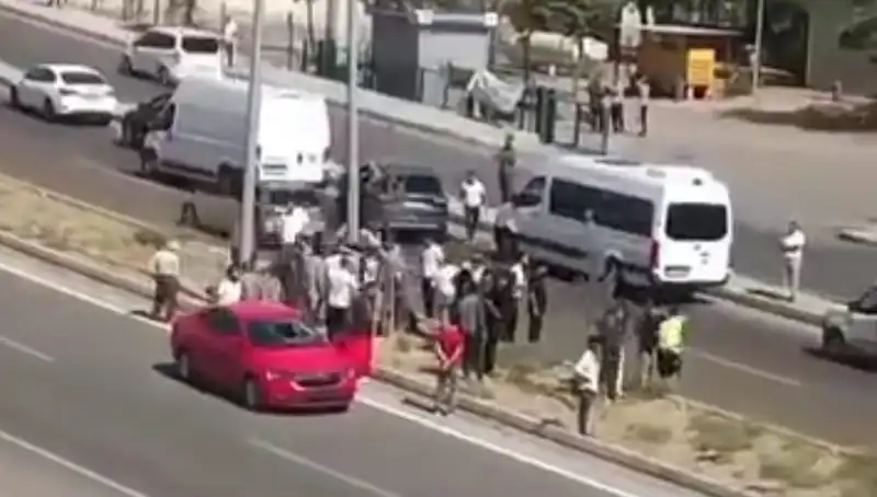 Yaya Geçidinde Can Pazarı: Otomobil Yaya'ya Çarptı!