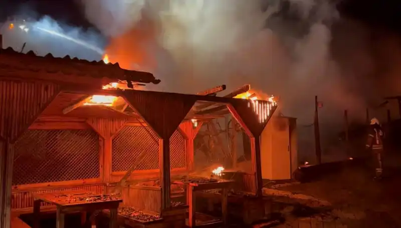 Şile'de Altı Gözleme Restoranı Yangınla Yok Oldu: İtfaiye Savaş Verdi