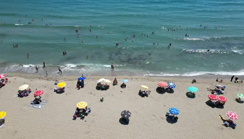 Tekirdağ'da Sıcak Havalara Rağmen Plajlar Dolup Taşıyor!