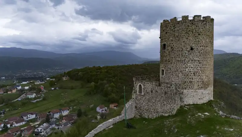 Bosna-Hersek'teki Sokolac Kalesi: Tarihin Derinliklerinde Zamana Direniş