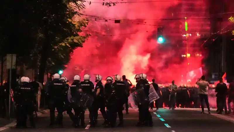 Sırbistan’da Erken Seçim Protestoları: On Binler Sokağa Çıktı, Gözaltılar Var
