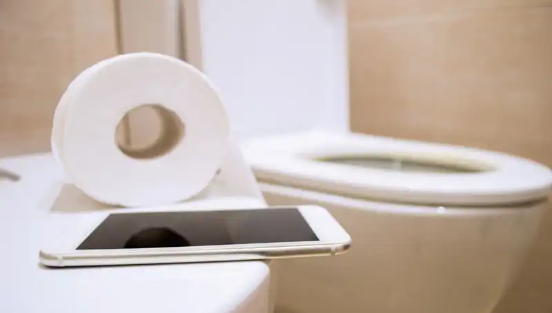 Tuvalette Telefon Kullanmanın Sağlığa Etkileri: Hemoroid Riski Artıyor!