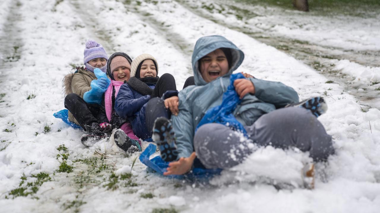 İstanbul'da Aniden Gelen Kar Yağışı Okulları Tatil Etti