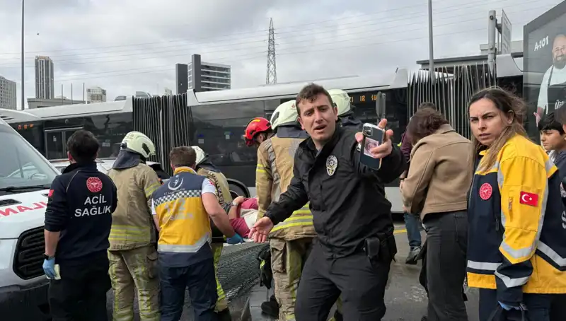 Metrobüs Kazasında Can Pazarı: Seferler Durdu, Yaşananlar Gözler Önünde