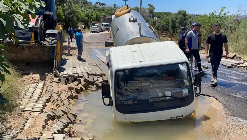 Bodrum'da Su Hattı Patladı, Tanker Çukurda Kontrolü Kaybetti