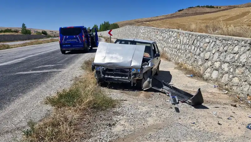 Kontrolden Çıkan Otomobil Duvara Çarparak Ortalığı Sarsıldı: 2 Yaralı