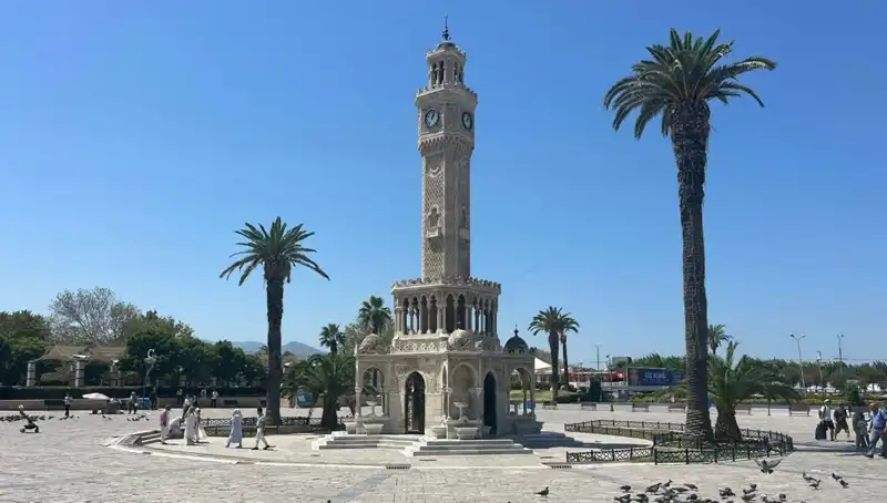 İzmir'de Sıcak Hava Dalgası: Meydanlar Boş, Hava 41 Dereceye Çıkacak