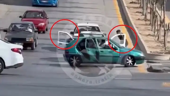 Trafikte Bıçak ve Kılıçlarla Saldırı: Emniyetten Sarsıcı Gözaltılar!