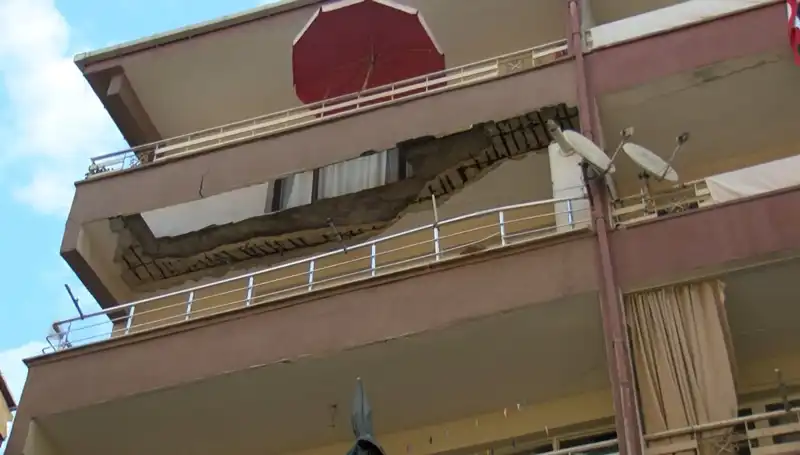 Güngören’de Çöken Balkon Korku Dolu Anlar Yaşattı: Olay Anına Tanıklık Edenler Konuştu